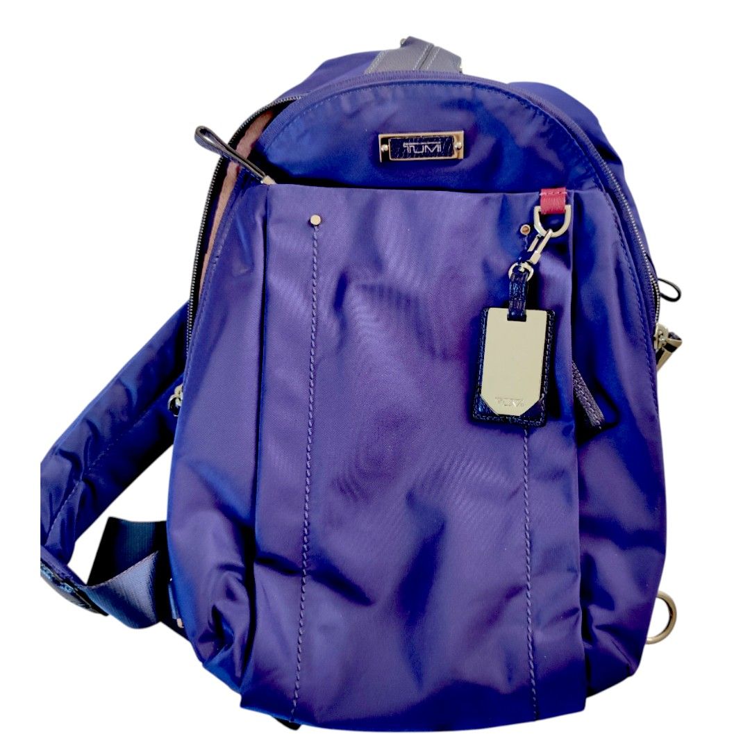 Tumi Voyageur Carson Backpack (Category: Backpacks) located in Muntinlupa City. Submitted by angeline_cga (Listing ID 1434810348, Image 1). Description: TUMI single shoulder backpack in technical fabric and leather, logo zips, adjustable shoulder strap, - one external zip compartment with 1 internal slip pocket - one external zip pocket, 2 internal slip pockets - 2 for pens, - approx. 37cm x 26cm x 6cm .