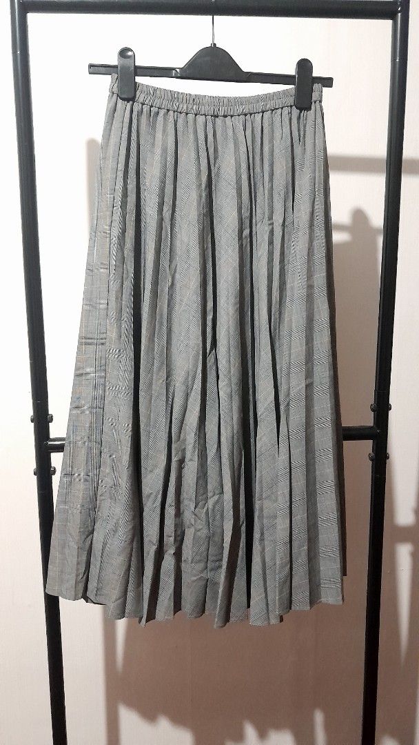 Uniqlo Pleated Maxi Skirt (Category: Skirts) located in Manila. Submitted by heartyblaire (Listing ID 1434935700, Image 2). Description: - Uniqlo gray pleated skirt - Features an elastic waistband for a comfortable fit - Size: Waist 61-64cm - Material: 100% polyester shell, 2% spandex lining, 6% rayon - Made in China.
