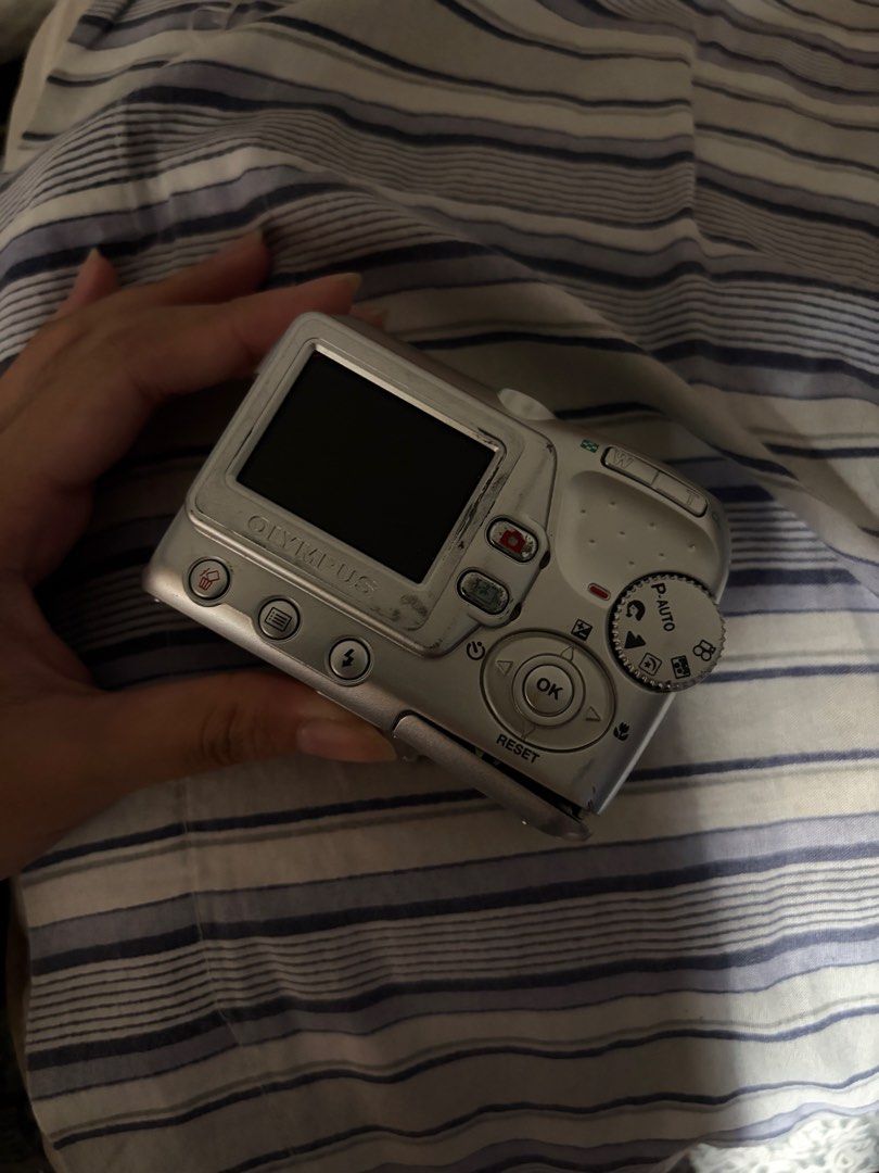 UNTESTED Olympus c-379 PLS READ DESC (Category: Cameras) located in Quezon City. Submitted by maevefindsdigi (Listing ID 1434900038, Image 2). Description: THIS CAMERA IS UNTESTED !! Old model + may issues din came with no battery and sd card so u have to buy ur own pa buyer must shoulder the shipping fee.