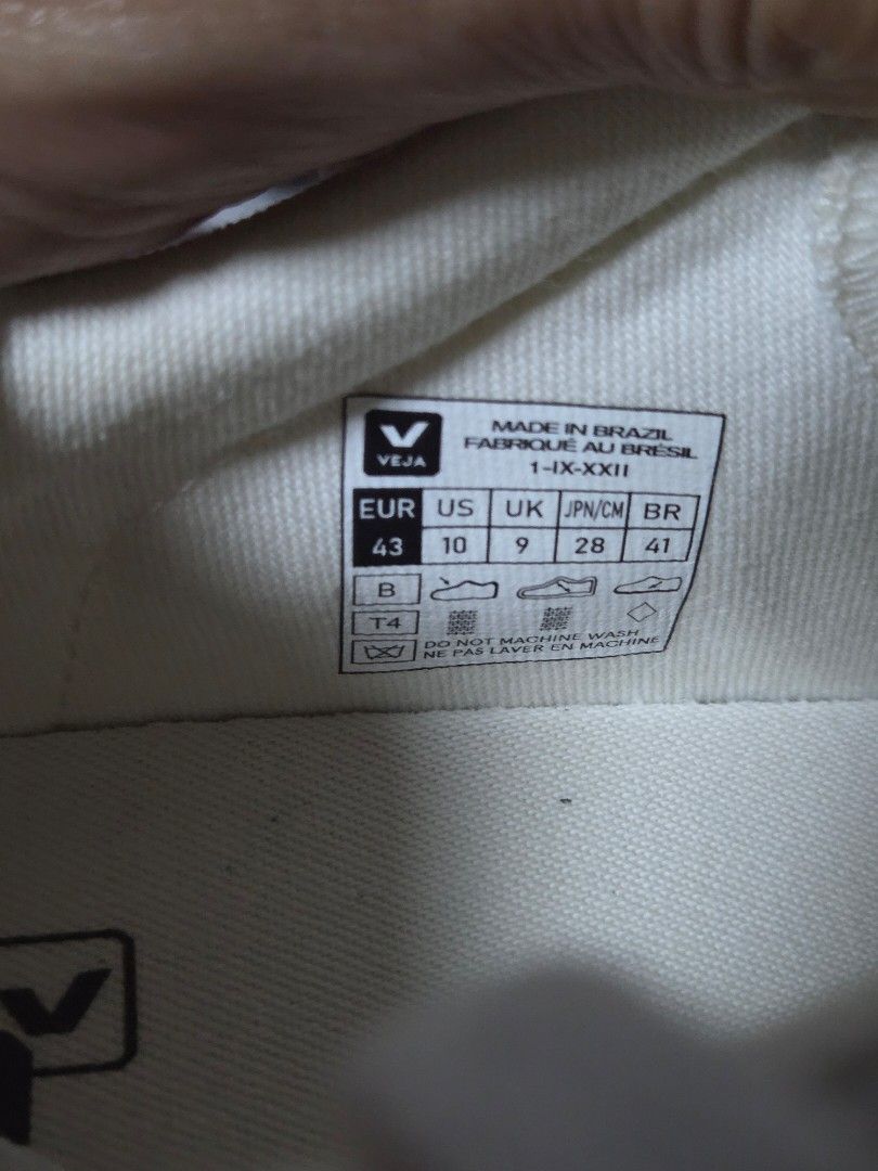 Veja Campo White Green Sneakers (Category: Casual Shoes) located in Santa Cruz. Submitted by mc1907 (Listing ID 1434957129, Image 2). Description: - Veja Campo sneakers - White with green accents - Size: EUR 43 / US 10 / UK 9 - Features Veja logo - Canvas upper - No box - Rubber sole - Made in Brazil.