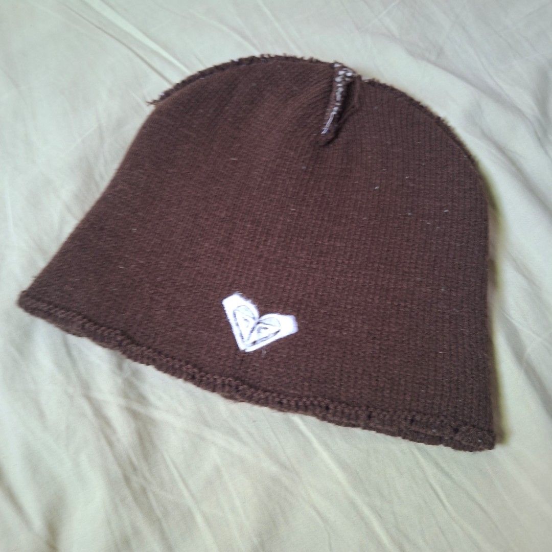 Vintage Quiksilver Acrylic Beanie (Category: Caps & Hats) located in Caloocan City. Submitted by xejdm.finds (Listing ID 1434997185, Image 3). Description: - Quiksilver beanie - Made of 100% acrylic - Features a striped design - Brown brim and white logo - Size: 58 cm - Brown interior.