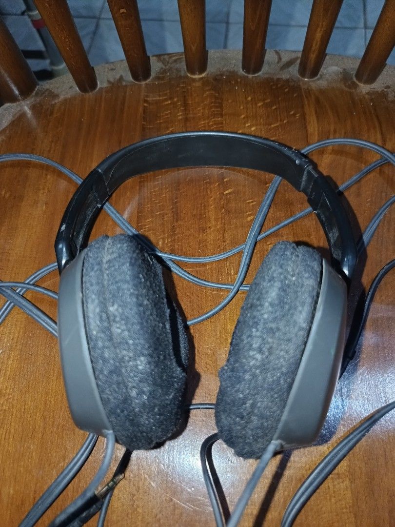 Vintage Sony MDR-CD160 Digital Reference Headphones (Category: Headphones & Headsets) located in Cebu City. Submitted by turuuru8992423 (Listing ID 1434931320, Image 2). Description: Vintage Sony MDR-CD160 Digital Reference Headphones Specs & Details: Model: MDR-CD160 Type: Circumaural (Over-ear), Open-back design Plug: Standard 3.5mm jack Features: Lightweight headband, "Digital Reference" tuning for clear mids and highs. Condition: Well Used/Go
