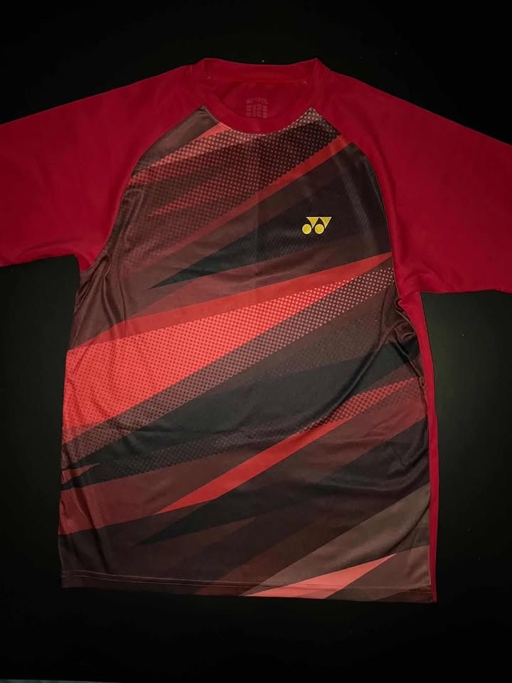 Yonex Badminton T-shirt (Category: Activewear) located in Manila. Submitted by okeanos (Listing ID 1434806760, Image 1). Description: ❤️🏸 Yonex Performance Tee 🏸❤️ Clean red / black sports performance tee featuring bold dynamic panel graphics with Yonex chest logo. Lightweight activewear piece perfect for badminton, gym, running, or casual sporty fits. 📏 Size: 19 x 27.5 (Fits Small) 🏷 UK Size: 36 🎨 Color: Red / Black 🧵 Material: 100% Polyes