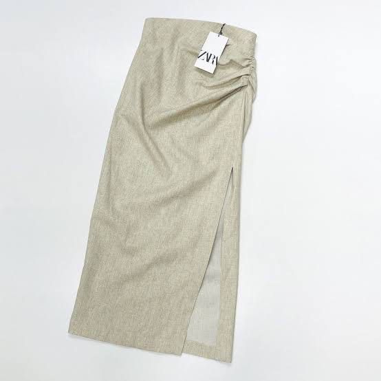 Zara Midi Skirt with Slit (Category: Skirts) located in Paranaque City. Submitted by preloved_archives (Listing ID 1434884914, Image 1). Description: - Zara midi skirt - Neutral beige color - High slit and ruched side detailing - Made in Turkey - Size M (US 28) - Suitable for casual and semi-formal outfits - Clean and simple design.