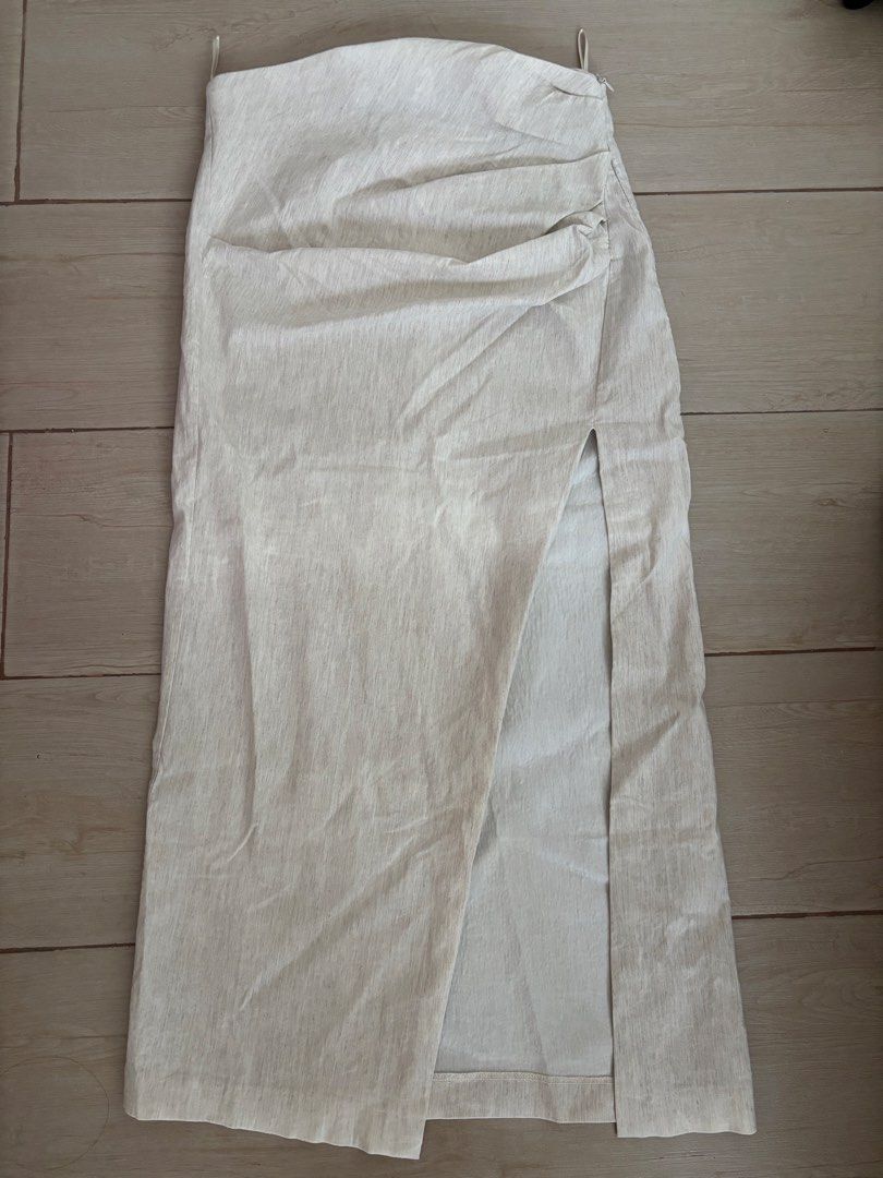 Zara Midi Skirt with Slit (Category: Skirts) located in Paranaque City. Submitted by preloved_archives (Listing ID 1434884914, Image 2). Description: - Zara midi skirt - Neutral beige color - High slit and ruched side detailing - Made in Turkey - Size M (US 28) - Suitable for casual and semi-formal outfits - Clean and simple design.
