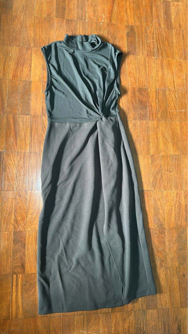 Zara Sleeveless Midi Dress (Category: Dresses) located in Quezon City. Submitted by mellym00 (Listing ID 1434972397, Image 1). Description: - Zara midi dress Used once Size S .