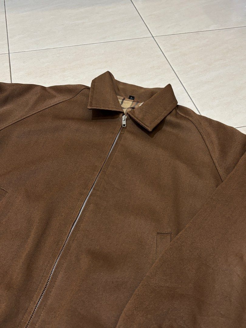 Zipper jacket (Category: Coats, Jackets and Outerwear) located in Kuala Terengganu. Submitted by isy.thriftt (Listing ID 1434992513, Image 2). Description: pit : 22 labuh : 24.5 - darkbrown - zip lancar - ringer tgn kiri defect skit postage +8 SM sabah / srwk DFOD (pm).