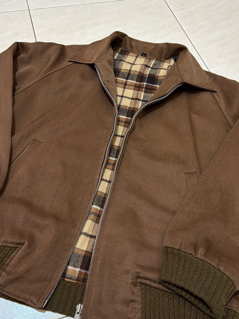 Zipper jacket (Category: Coats, Jackets and Outerwear) located in Kuala Terengganu. Submitted by isy.thriftt (Listing ID 1434992513, Image 3). Description: pit : 22 labuh : 24.5 - darkbrown - zip lancar - ringer tgn kiri defect skit postage +8 SM sabah / srwk DFOD (pm).
