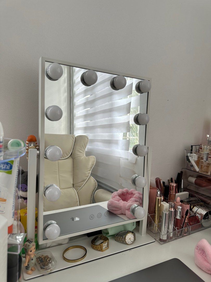 12 bulbs vanity mirror (Category: Mirrors) located in Dasmarinas. Submitted by ninadzn (Listing ID 1435162109, Image 3). Description: lalamove last price cavite dasma.