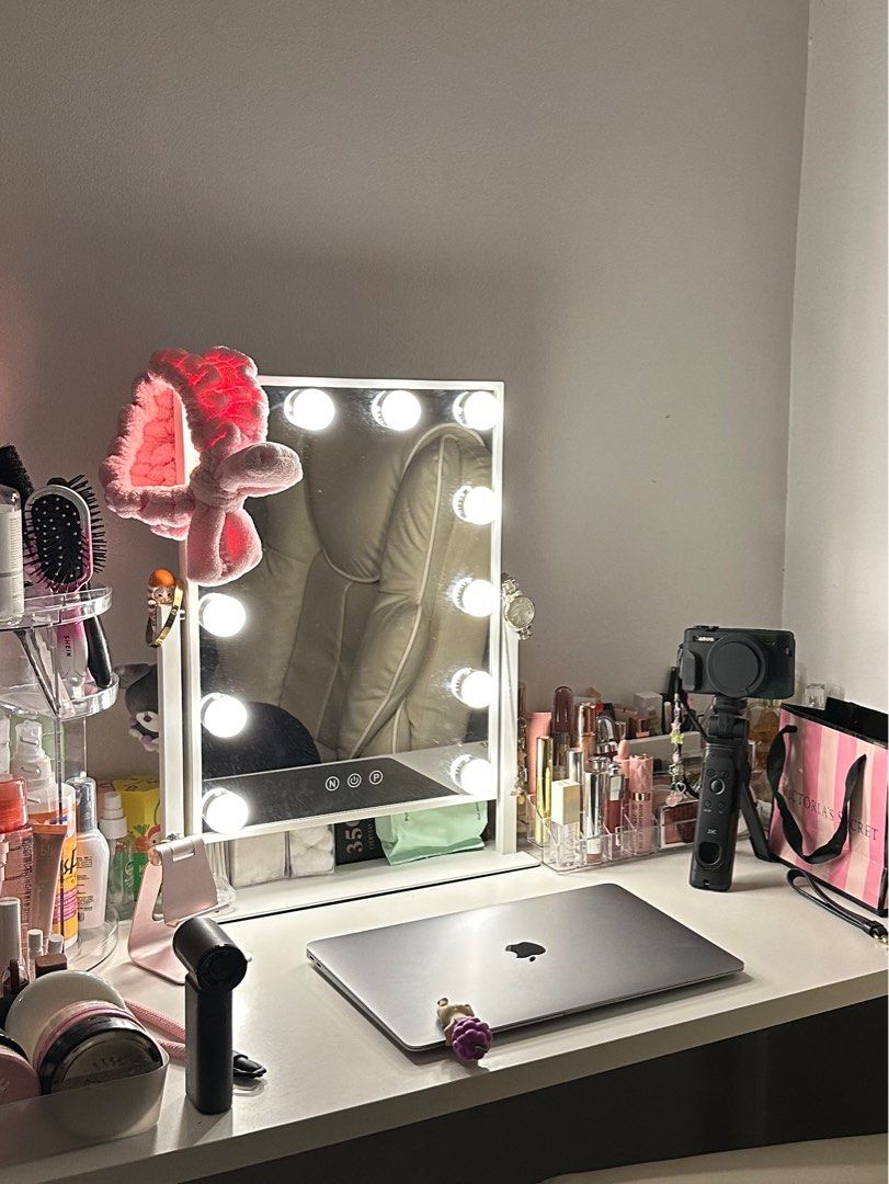 12 bulbs vanity mirror (Category: Mirrors) located in Dasmarinas. Submitted by ninadzn (Listing ID 1435162109, Image 1). Description: lalamove last price cavite dasma.
