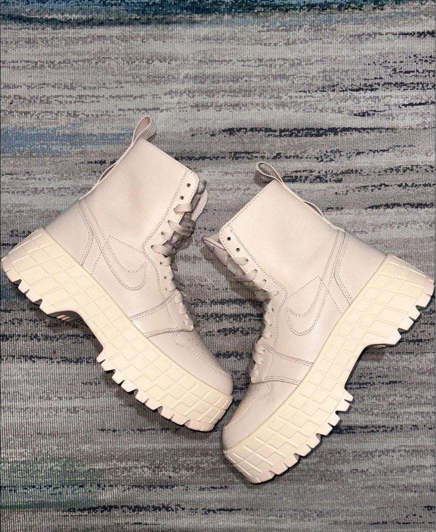Air Jordan 1 High Brooklyn Boots (Category: Boots) located in Koronadal. Submitted by jeankeeper (Listing ID 1435159084, Image 1). Description: Air Jordan 1 High Brooklyn Boots 7US (40 EUR) Below SRP: 5,995PHP✅ (9,895PHP SRP❌) Brandnew with box and Original💯 We offer shipping nationwide✈️ - Chunky sole - Iconic Nike swoosh - Light beige/cream color Dm for more info📥.