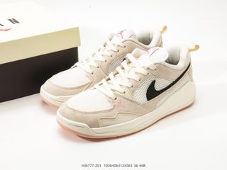 (Category: ) located in . Submitted by outlet_sneakers_shop (Listing ID 1435003732, Image 1). Description: .