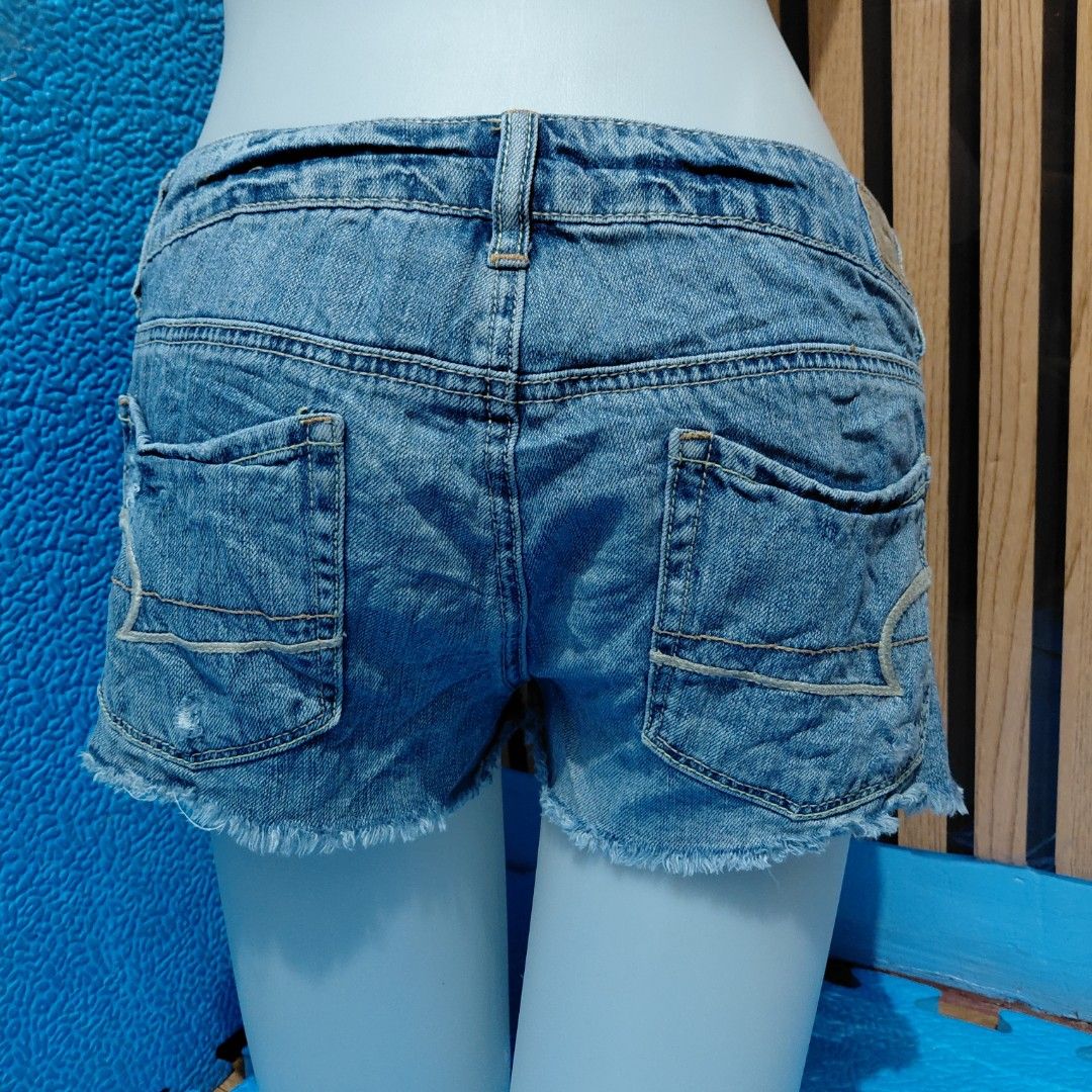 AMERICAN EAGLE Maong Short (Category: Shorts) located in Manila. Submitted by pandinity (Listing ID 1435085056, Image 2). Description: 30-32 waist.