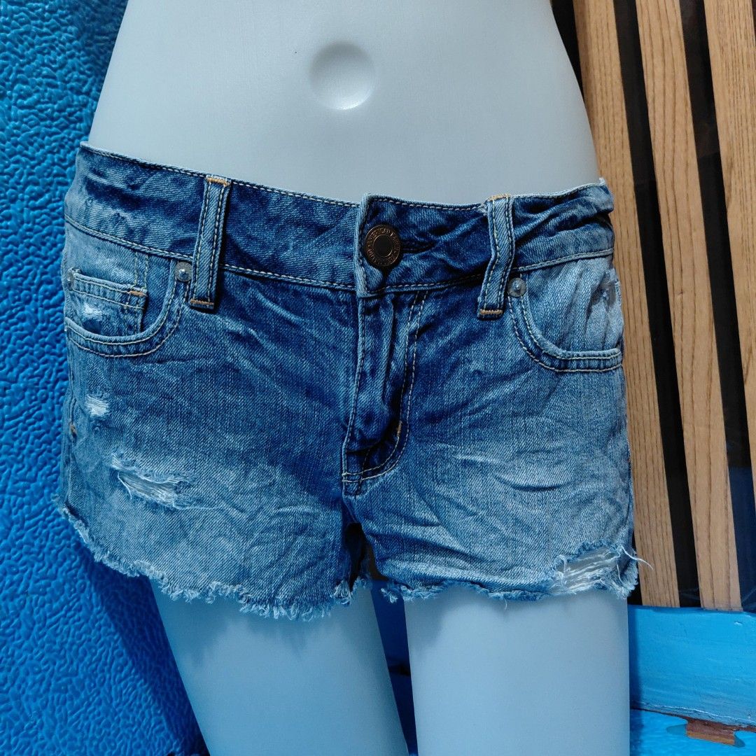 AMERICAN EAGLE Maong Short (Category: Shorts) located in Manila. Submitted by pandinity (Listing ID 1435085056, Image 1). Description: 30-32 waist.
