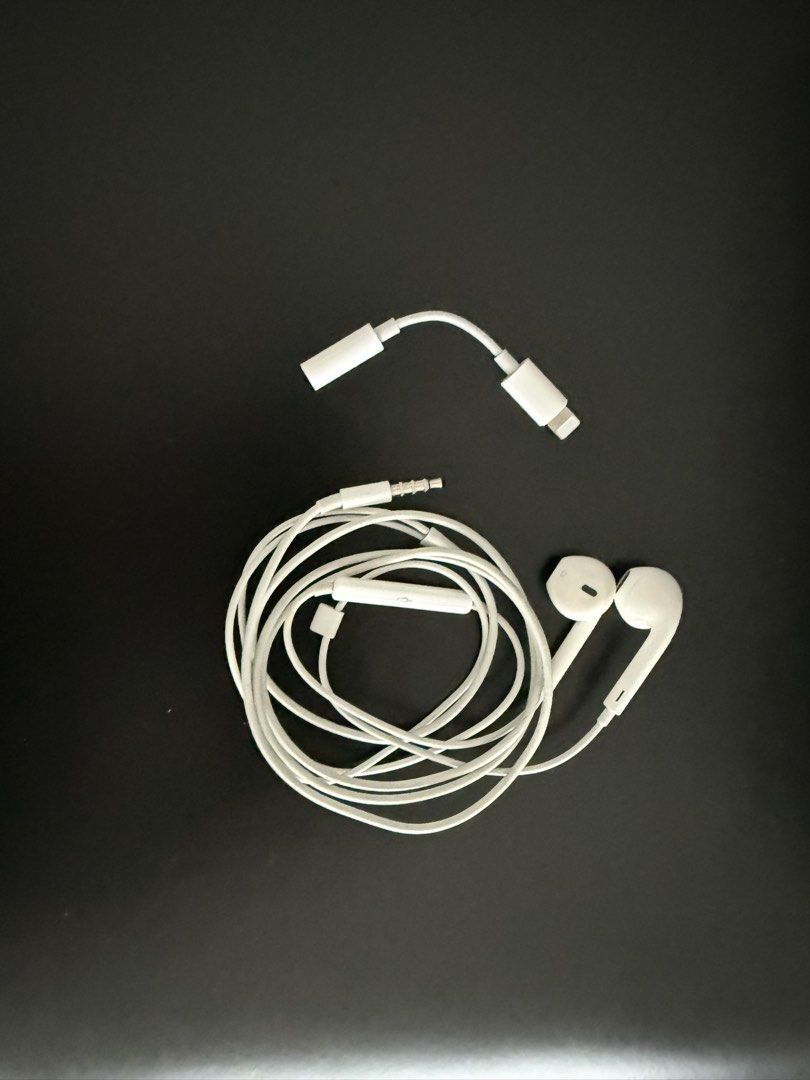 Apple EarPods with Lightning to 3.5 mm Headphone Jack Adapter