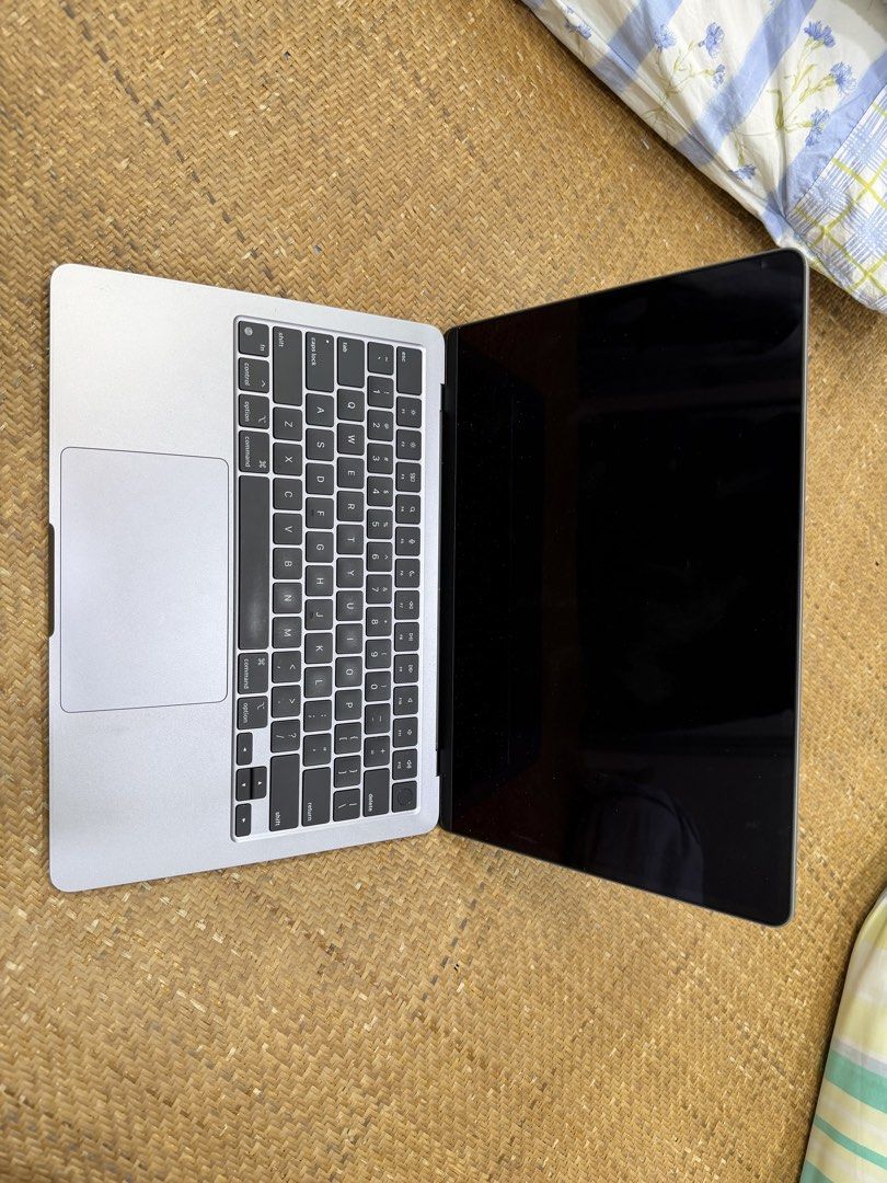 Apple MacBook Air - Silver440098736257126401