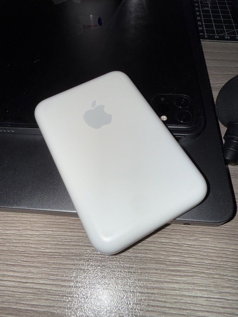 Apple Magsafe charger (Category: Chargers) located in Taguig. Submitted by kam._777 (Listing ID 1435135362, Image 2). Description: Works perfectly.
