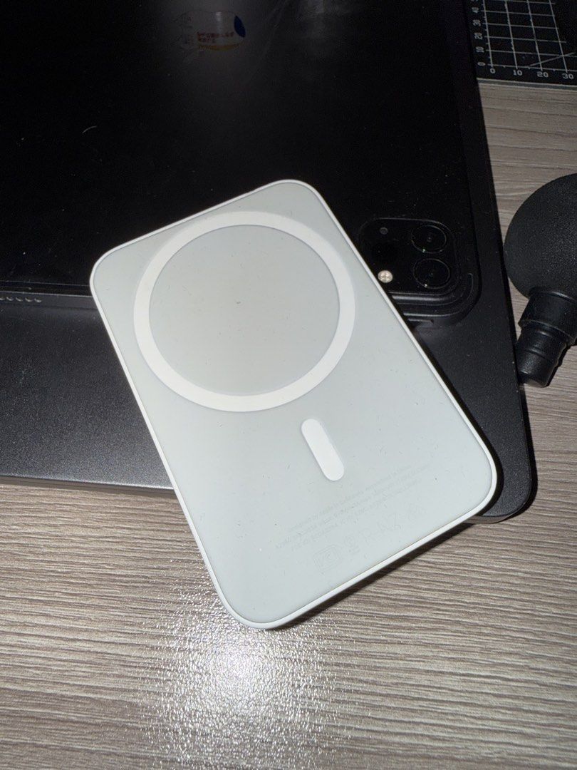 Apple Magsafe charger (Category: Chargers) located in Taguig. Submitted by kam._777 (Listing ID 1435135362, Image 1). Description: Works perfectly.