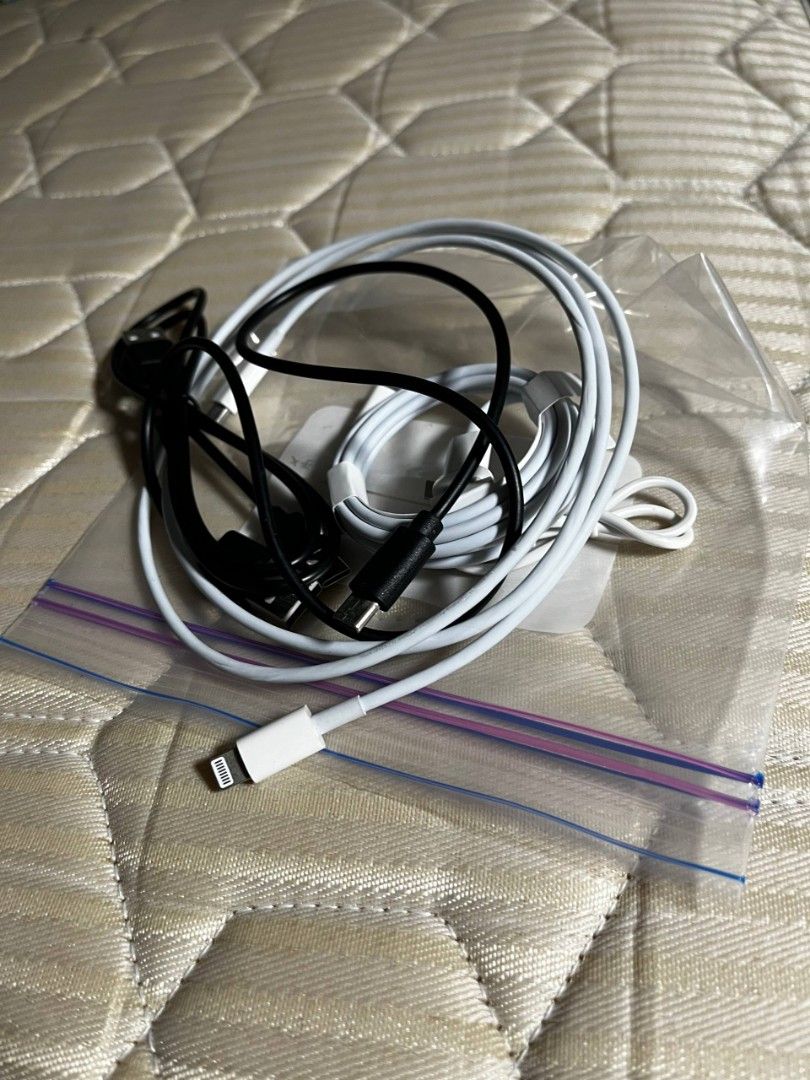 Assorted cables440575704517857280