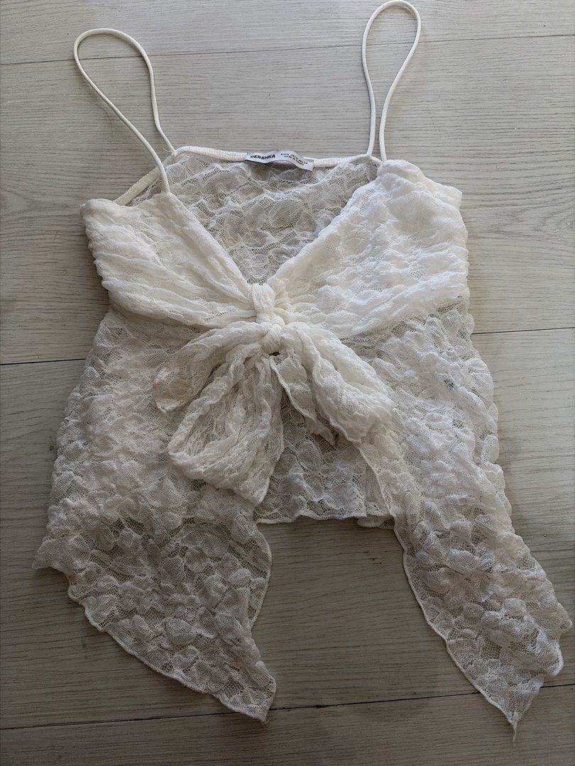 Bershka White Lace Top (Category: Sleeveless) located in Taguig. Submitted by nics04433 (Listing ID 1435040436, Image 1). Description: Xs - m.