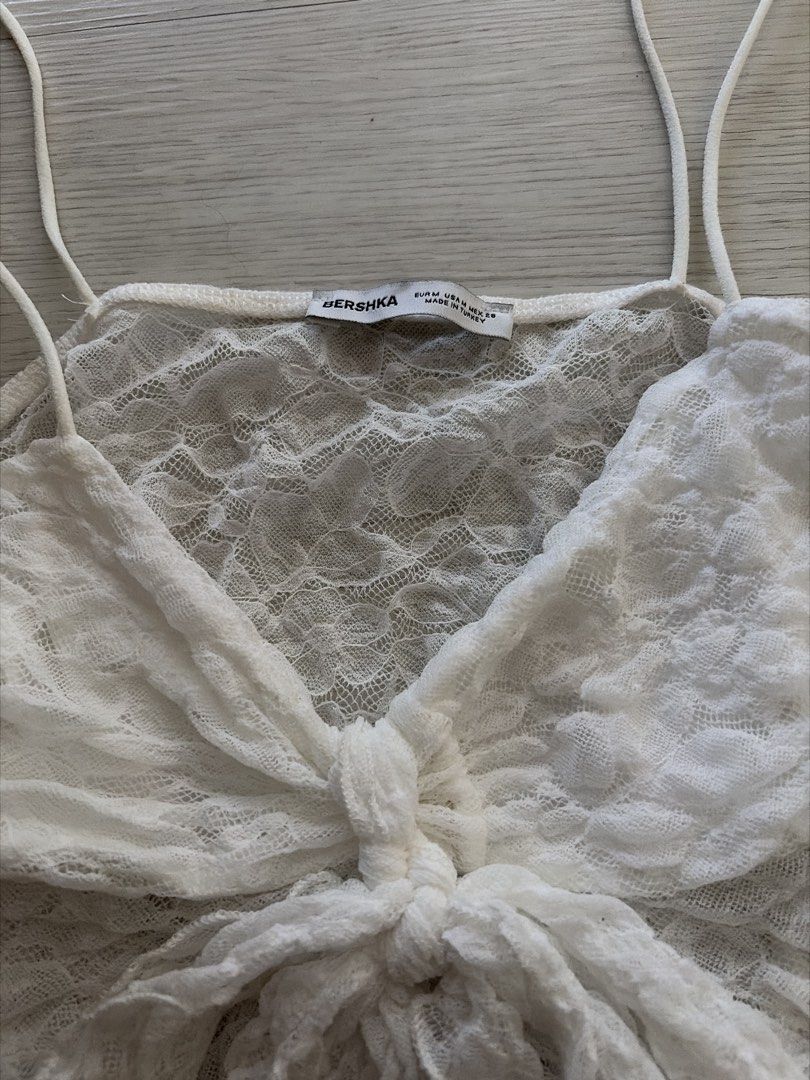 Bershka White Lace Top (Category: Sleeveless) located in Taguig. Submitted by nics04433 (Listing ID 1435040436, Image 2). Description: Xs - m.