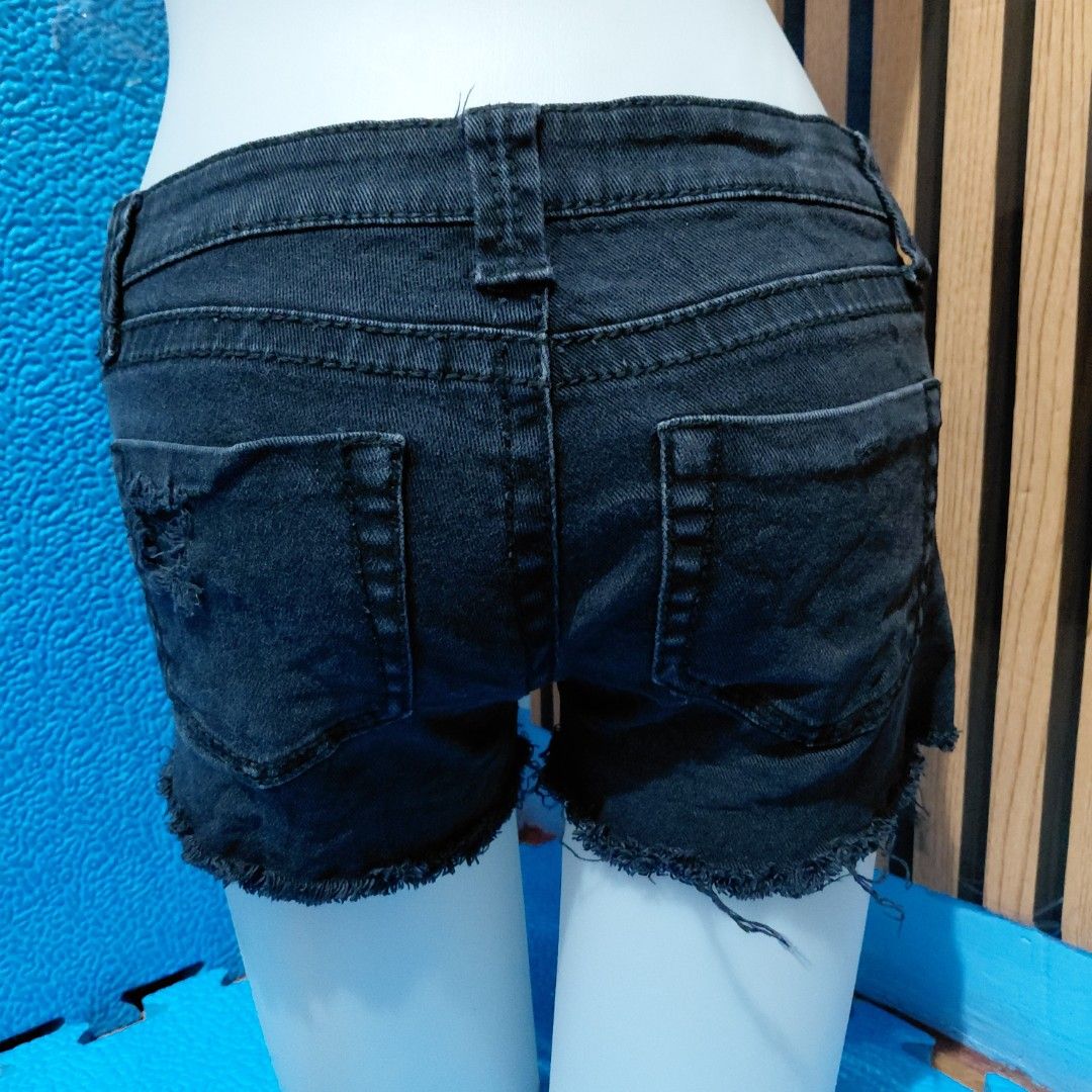 BLUENOTES Denim Short (Category: Shorts) located in Manila. Submitted by pandinity (Listing ID 1435075955, Image 2). Description: 28 - 32 waist.