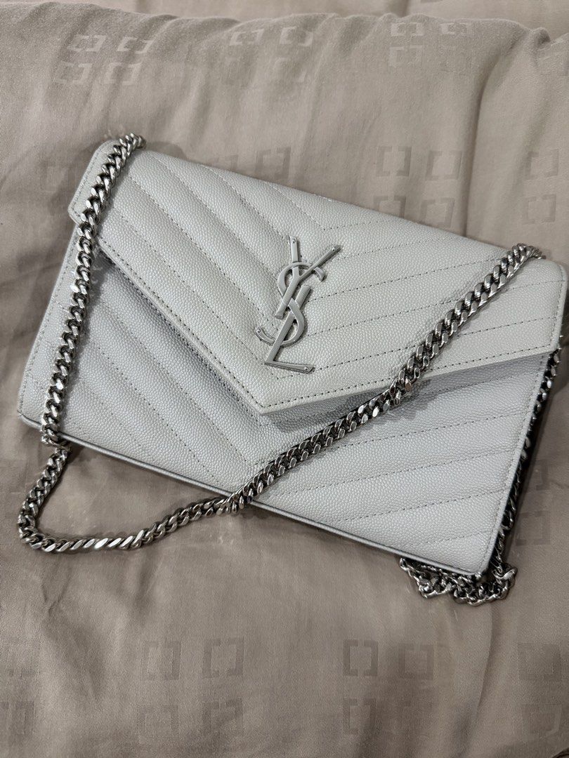 Bundle bag (Category: Cross-body Bags) located in Pekan. Submitted by prelovedbyhn___ (Listing ID 1435099205, Image 1). Description: Woc Tapak 22cm.
