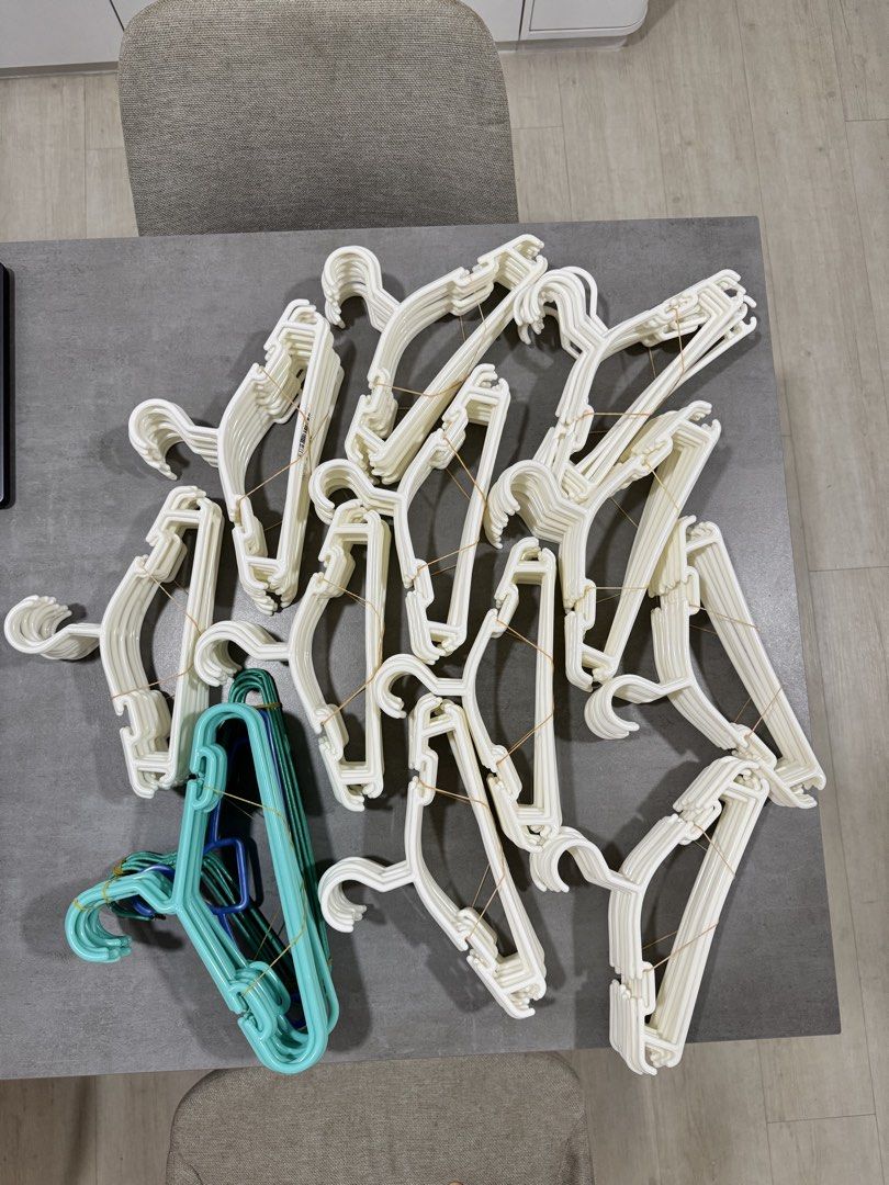 Bundle of Plastic Hangers (180 pcs)