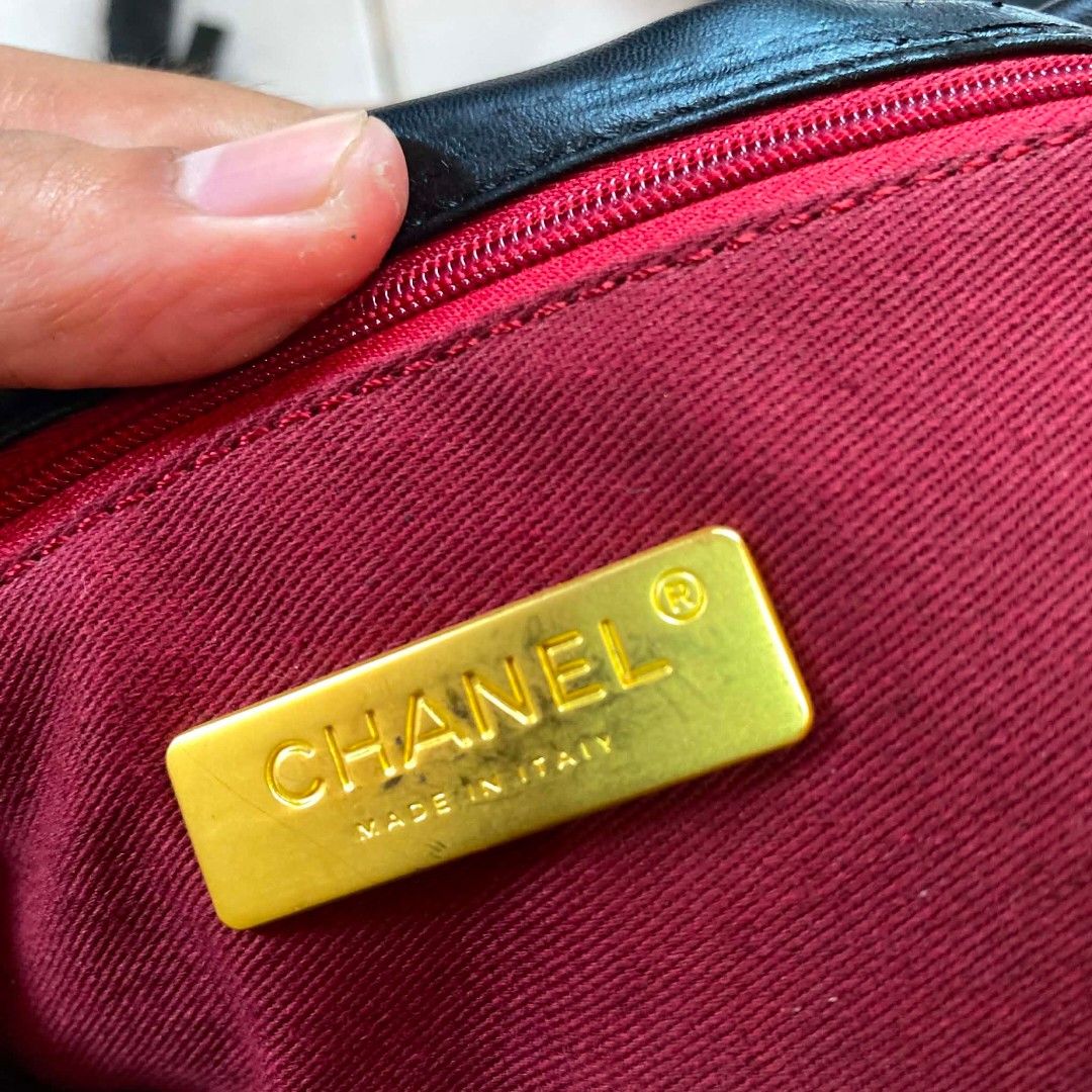 Chanel 19 Flap Bag 🔥 (Category: Luxury Bags & Wallets) located in Jinoba-an. Submitted by eegiboy (Listing ID 1435057165, Image 2). Description: Wts: Pang flex mo Madam 😍 Chanel Flap Bag 🥵 Quilted Leather 🔥 Coded 🫶 Sign of Use 😘 Issue: minimal scratches 😉 Click each pic to see details 😘 1kshipped na ✈️ Dm me for more details 📩 Thankyou 🙏😇.