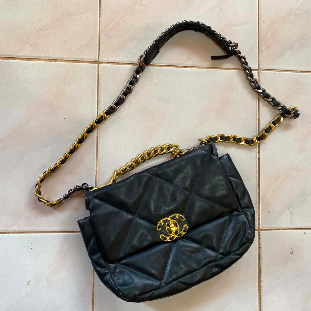 Chanel 19 Flap Bag 🔥 (Category: Luxury Bags & Wallets) located in Jinoba-an. Submitted by eegiboy (Listing ID 1435057165, Image 1). Description: Wts: Pang flex mo Madam 😍 Chanel Flap Bag 🥵 Quilted Leather 🔥 Coded 🫶 Sign of Use 😘 Issue: minimal scratches 😉 Click each pic to see details 😘 1kshipped na ✈️ Dm me for more details 📩 Thankyou 🙏😇.