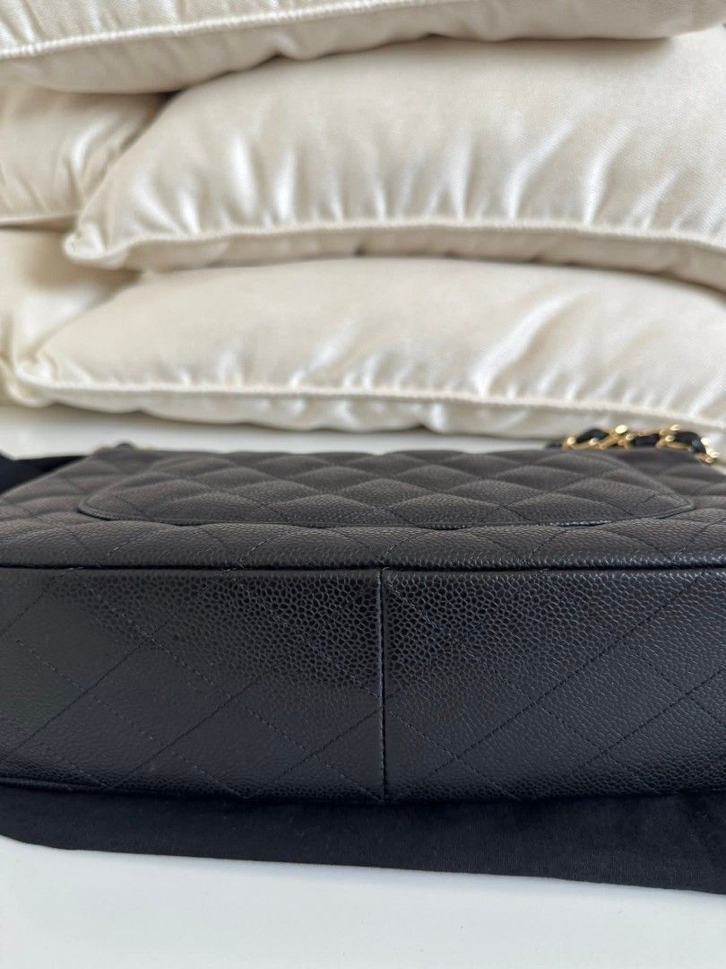 Chanel single jumbo flap caviar (Category: Luxury Bags & Wallets) located in Makati City. Submitted by annamai1 (Listing ID 1435007254, Image 2). Description: chanel jumbo flap caviar gold hardware single flap.