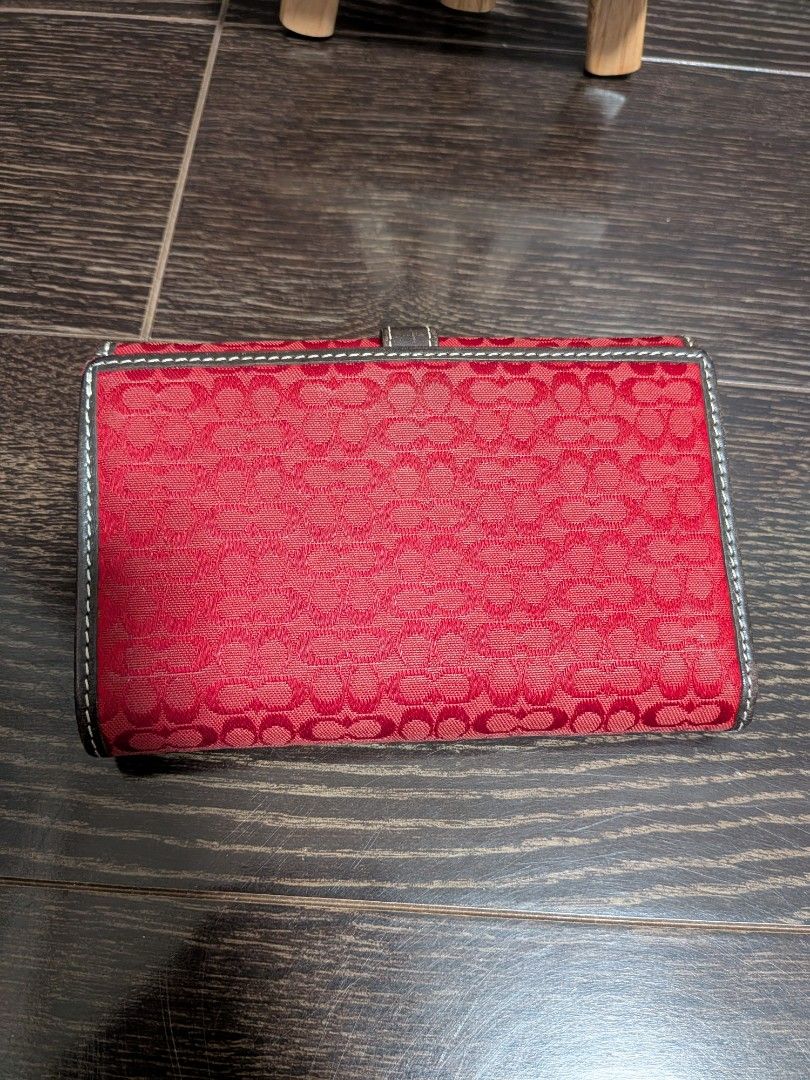 Coach bifold wallet (Category: Luxury Bags & Wallets) located in Apalit. Submitted by hirose916269213 (Listing ID 1435136614, Image 3). Description: sign of used over all still in good condition.