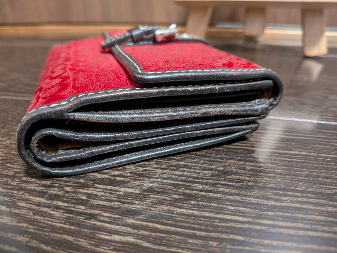 Coach bifold wallet (Category: Luxury Bags & Wallets) located in Apalit. Submitted by hirose916269213 (Listing ID 1435136614, Image 2). Description: sign of used over all still in good condition.