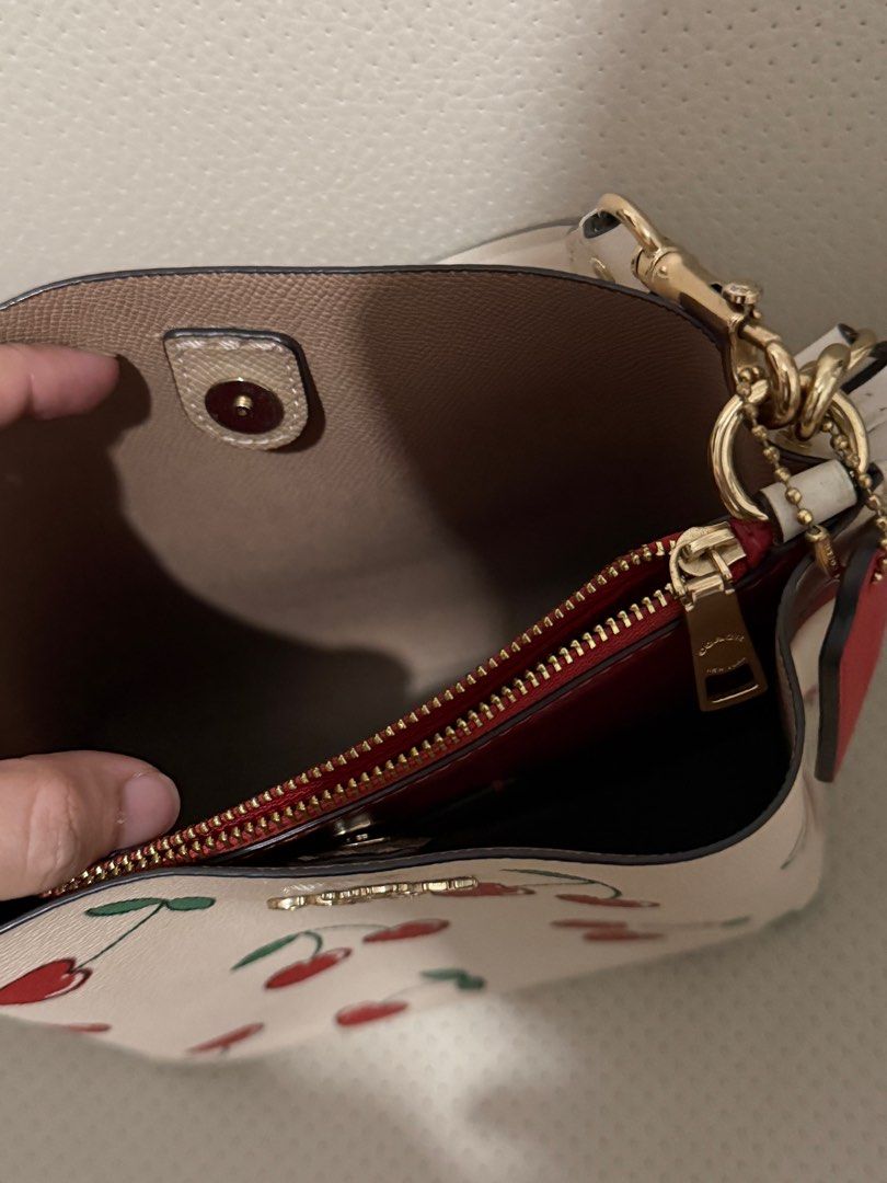 Coach Mollie Bucket Bag (Category: Cross-body Bags) located in Quezon City. Submitted by hapidrops (Listing ID 1435165870, Image 3). Description: .
