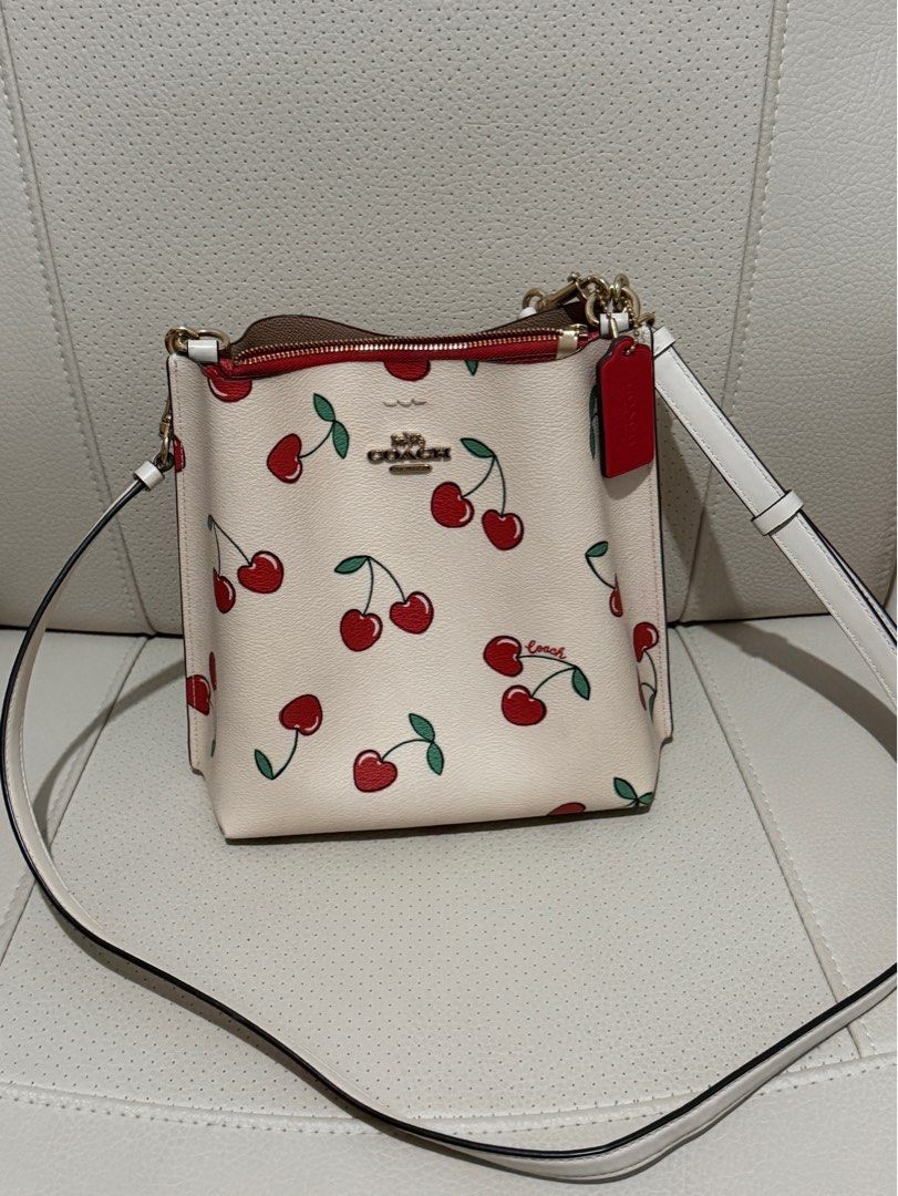 Coach Mollie Bucket Bag (Category: Cross-body Bags) located in Quezon City. Submitted by hapidrops (Listing ID 1435165870, Image 1). Description: .