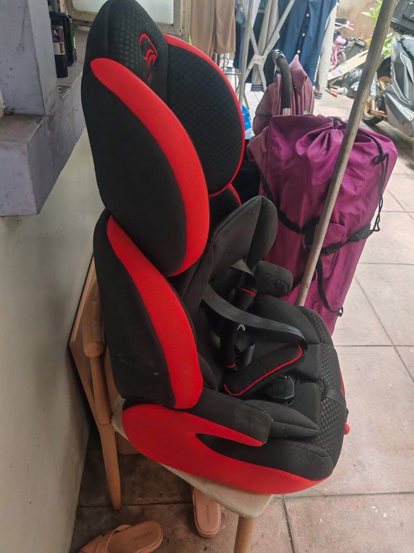 Cybex Car Seat - Red and Black (Category: Car Seats) located in Marikina City. Submitted by shuicarts (Listing ID 1435159956, Image 2). Description: - Cybex car seat - Red and black color scheme - Headrest included - Integrated harness system - Well-padded for comfort - Designed for vehicle installation - Sleek design.