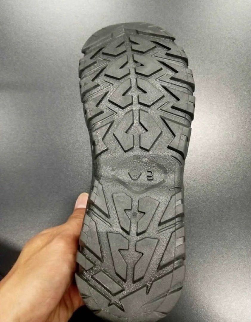 DECATHLON Quechua Hiking Shoes w/ FREE EXPLORE windbreaker (Category: Sneakers) located in Manila. Submitted by notayden (Listing ID 1435113674, Image 2). Description: like new condition po, used only once on my first hike. RFS is wrong size po.