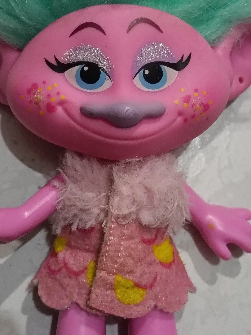 Dreamworks Trolls Pink Doll Hasbro B6563 (Category: Figurines & Statues) located in Caloocan City. Submitted by rosanavill83171 (Listing ID 1435105789, Image 3). Description: DreamWorks Trolls Pink Doll Hasbro #B6563. 7” tall please see photos for condition.
