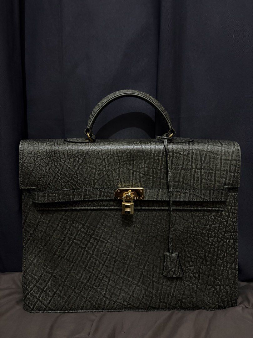 Elephant leather Kelly Depeches Document Bag (Category: Luxury Bags & Wallets) located in Munoz. Submitted by lolongs (Listing ID 1435070059, Image 1). Description: - Elephant Leather - Kelly Depeches - Exotic skin - Kasya Macbook Air 15 - Smooth finished - Very good used condition - With lock and key - Slightly negotiable but NO to lowballing .