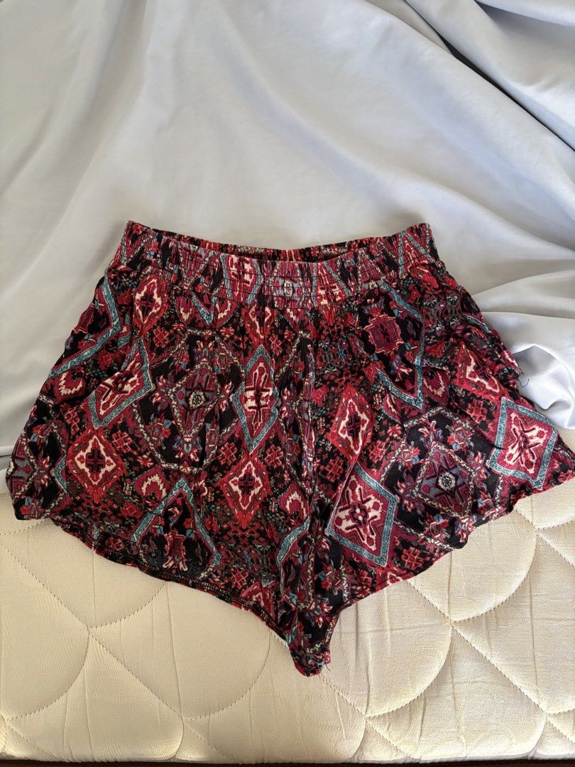 Forever 21 Printed Summer Shorts - Size S (Category: Shorts) located in Angeles City. Submitted by classictop (Listing ID 1435071159, Image 1). Description: - Forever 21 shorts - Size: S - Features: Elastic waistband - Fabric: Lightweight - Fit: Relaxed Really nice pattern.