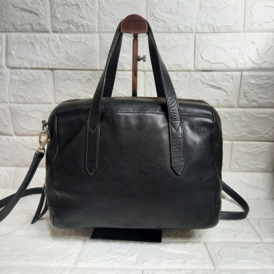 Fossil Sydney Satchel Black Leather Bag (Category: Cross-body Bags) located in Las Pinas. Submitted by etoksi1234 (Listing ID 1435003805, Image 2). Description: Pre-loved Fossil sydney satchel black leather bag. Top handle, detachable shoulder strap, and zipper closure. Gold hardware. Rectangular shape with textured leather. Fossil logo. Size: L-10" x H-8" x D-5".