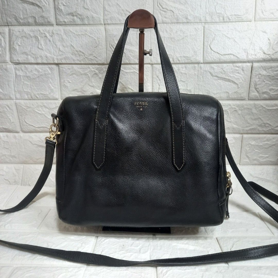 Fossil Sydney Satchel Black Leather Bag (Category: Cross-body Bags) located in Las Pinas. Submitted by etoksi1234 (Listing ID 1435003805, Image 1). Description: Pre-loved Fossil sydney satchel black leather bag. Top handle, detachable shoulder strap, and zipper closure. Gold hardware. Rectangular shape with textured leather. Fossil logo. Size: L-10" x H-8" x D-5".