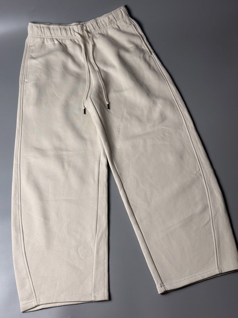 GU Wide Leg Sweat Pants (Category: Joggers) located in San Pablo. Submitted by zzz.archvs (Listing ID 1434999045, Image 3). Description: Still in great condition Size xl on tag No any flaw.