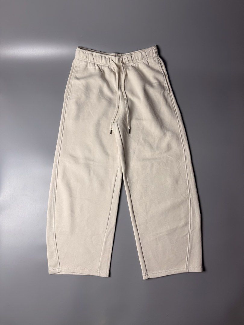 GU Wide Leg Sweat Pants (Category: Joggers) located in San Pablo. Submitted by zzz.archvs (Listing ID 1434999045, Image 1). Description: Still in great condition Size xl on tag No any flaw.