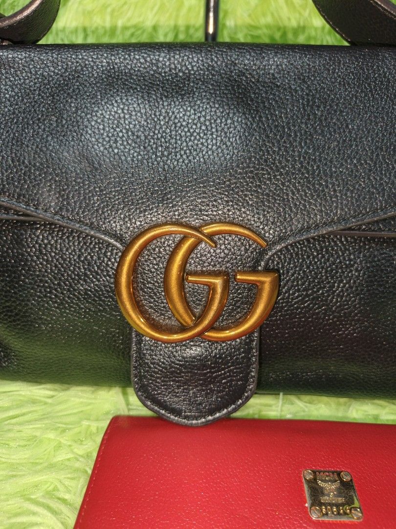 Gucci shoulder bag (Category: Luxury Bags & Wallets) located in Davao. Submitted by ukaystuff07 (Listing ID 1435165350, Image 2). Description: Preloved from Korean box >leather >medium size >coded >with etiketa > excellent condition.