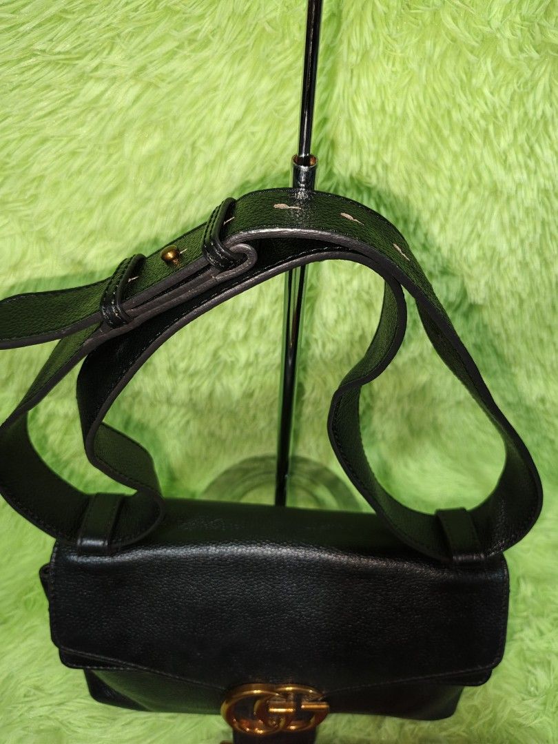 Gucci shoulder bag (Category: Luxury Bags & Wallets) located in Davao. Submitted by ukaystuff07 (Listing ID 1435165350, Image 3). Description: Preloved from Korean box >leather >medium size >coded >with etiketa > excellent condition.