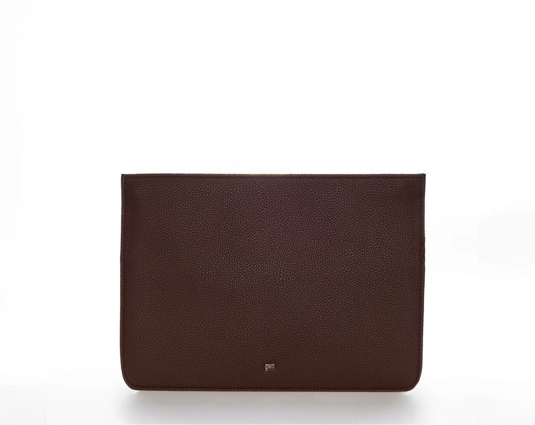GVN Laptop Sleeve - Espresso (Category: Laptop Bags & Sleeves) located in Manila. Submitted by isaiahhhk (Listing ID 1435140113, Image 1). Description: GVN Medium Laptop Sleeve - Espresso 1,300php FIXED Brand New (Never been used) RFS: Wrong size Package arrived: Apr 29, 2026 ✅ Check photos for size and order details.