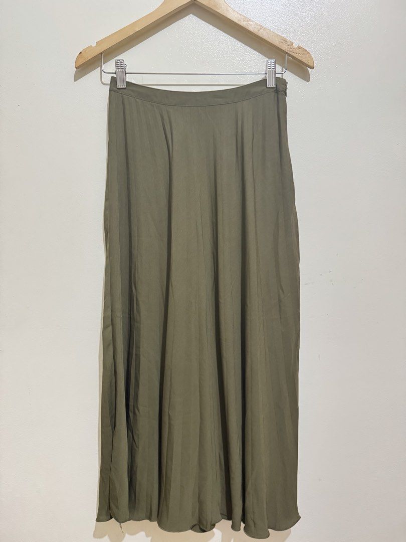 H&M Olive Green Maxi Skirt (Category: Skirts) located in Mandaluyong City. Submitted by riaria03 (Listing ID 1435077236, Image 1). Description: - Olive green maxi skirt - High-waisted design - Flowing A-line silhouette - Made of smooth, lightweight fabric - Solid color, no patterns - Suitable for casual and semi-formal occasions 📍Please note that actual colors may slightly vary due to lighting and camera effects. ✅ Items are either preloved or b