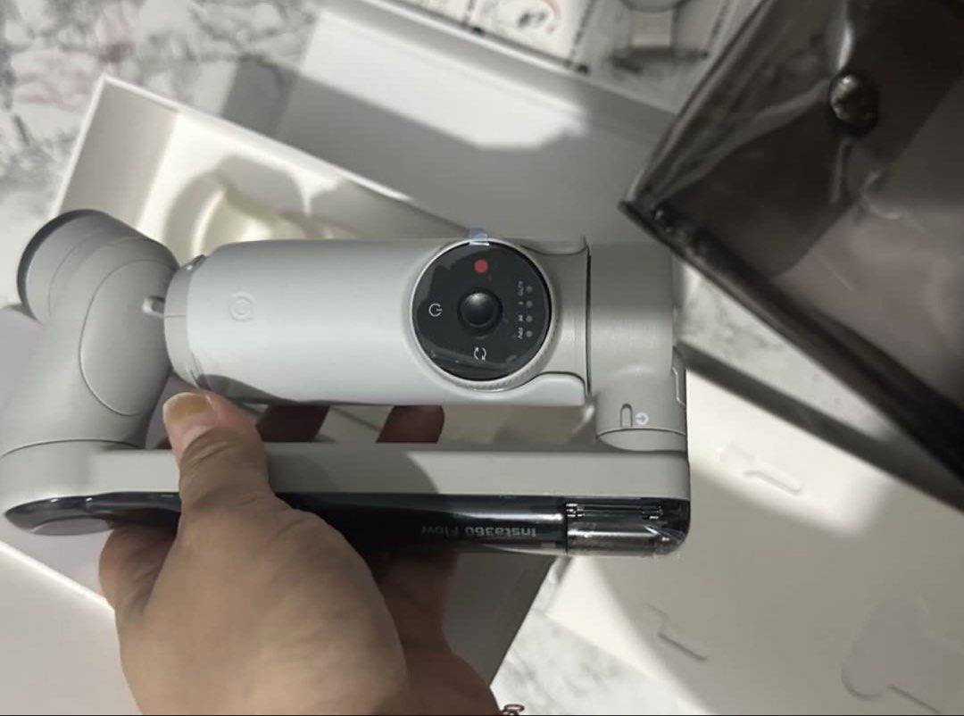 Insta360 Flow Creator Kit (Category: Gimbals & Stabilizers ) located in Manila. Submitted by keishache04272 (Listing ID 1435165895, Image 3). Description: - Insta360 Flow Creator Kit - AI-powered smartphone stabilizer - Includes stabilizer, phone clamp, charging cable, carrying pouch, and more - Comes with user manuals - Sleek white design Brand New unbox only Bought in Japan Delivery: Pay item through BPI, BDO, or Gcash. Buyer pay for shipping w
