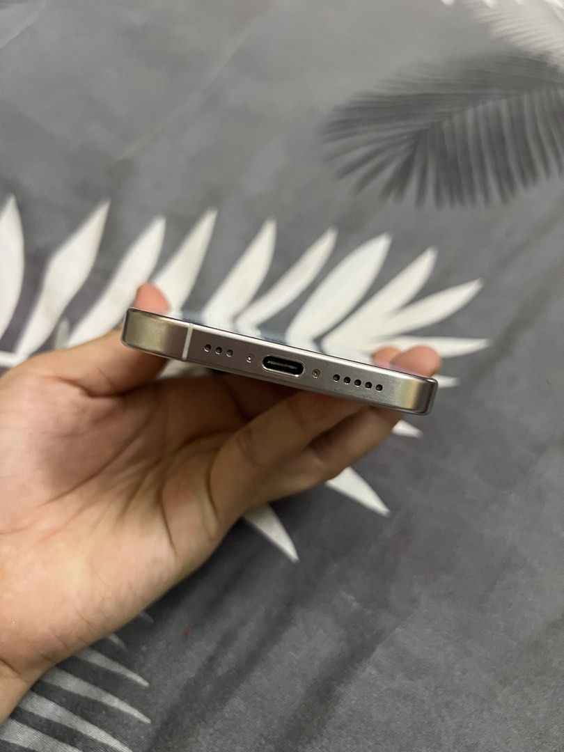 iPhone 15 Pro 128GB White Titanium (Category: iPhone 15 Series) located in Ulu Tiram. Submitted by aien_ashley (Listing ID 1435069470, Image 3). Description: Iphone 15 Pro 128GB Condition 9.5/10 Zp Set Face ID✅ Truetone✅ Battery Health 76% Fullset Area Pasir Gudang Minat Pm Atau Ws O11-28675987.